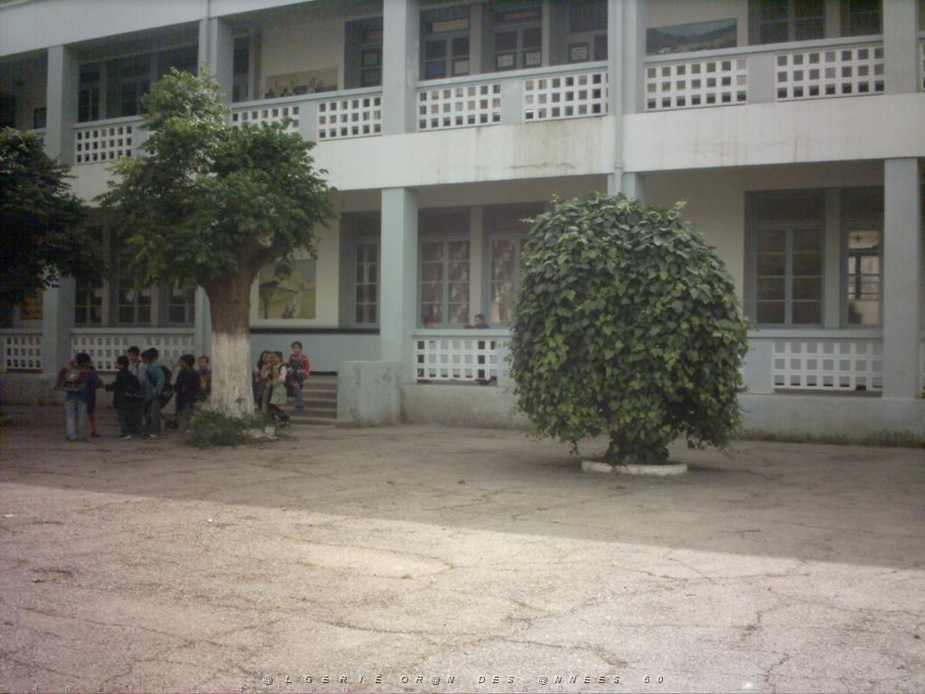 VOYAGE DU 22 29 04 2006 200 maraval ecole la cour.jpg